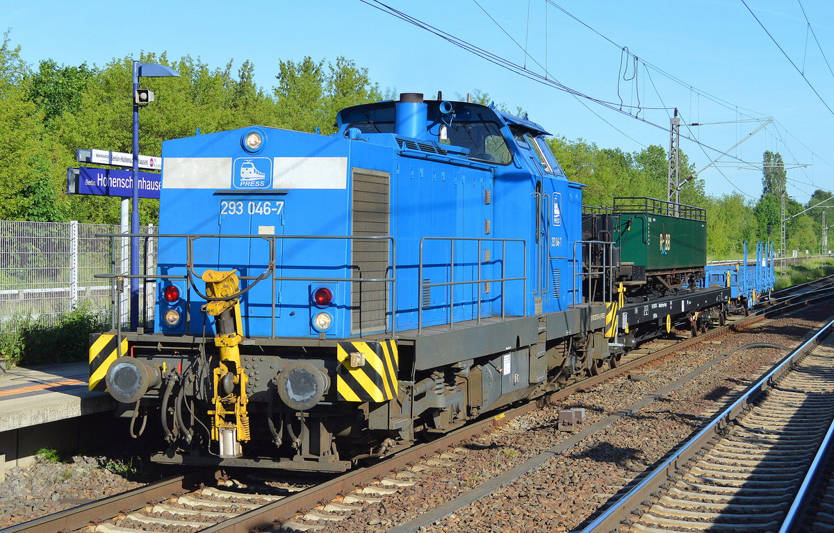 ASP - Anschlussbahn-Servicegesellschaft Pressnitztalbahn mbH mit der 293 046-7 (92 80 1293 505-4 D-PRESS, LEW Bj.1971) und einem Schmalspurtransportwagen beladen mit einem Aussichtswagen für die Rügensche Bäderbahn beladen + Schutzwagen am 01.06.17 Richtung Rügen im Bf. Berlin-Hohenschönhausen.