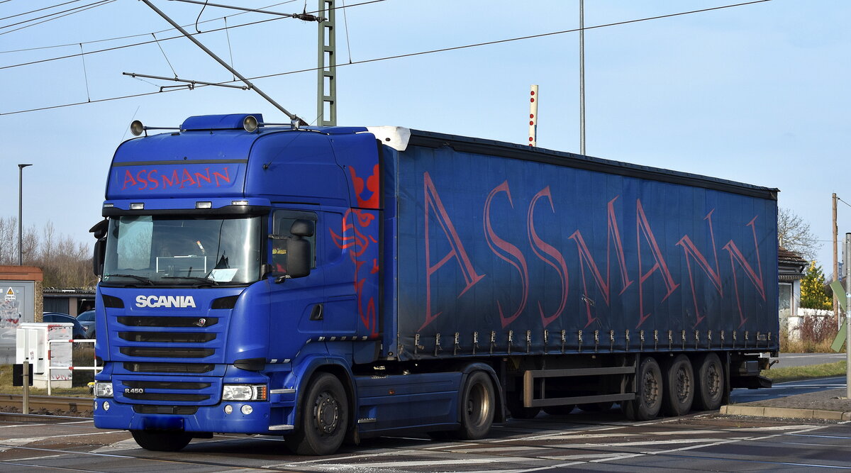 Assmann Logistik GmbH mit einem Sattelzug mit SCANIA R 450 Zugmaschine am 18.12.25 Bahnübergang Bahnhof Rodleben. 