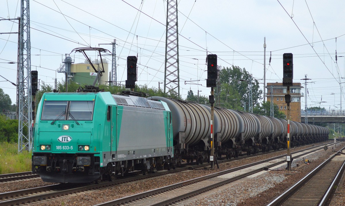 ATC Mietlok 185 633-5 für ITL mit Kesselwagenzug am 09.07.14 Durchfahrt Bhf. Flughafen Berlin-Schönefeld.