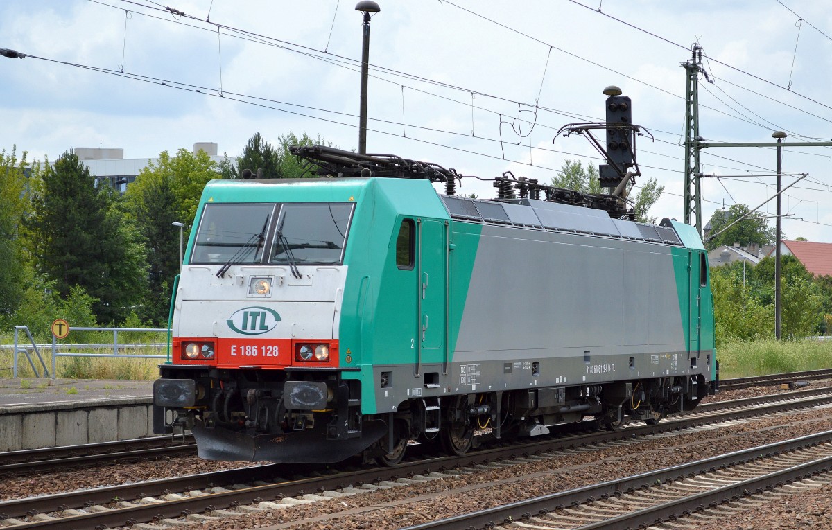 ATC Mietlok E 186 128 (91 80 6186 128-5 D-ITL, Bombardier Bj.2007) für ITL tätig am 26.06.14 Durchfahrt Bhf. Flughafen Berlin-Schönefeld.