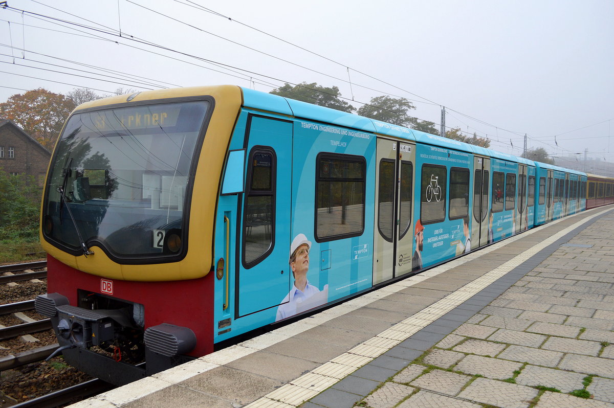 Auch an trüben Tagen ein Farbtupfer, die neue Werbefolie der Fa.TEMPTON am S-Bahn Viertelzug 418 278-0 am 19.10.17 S-Bf. Berlin-Köpenick Linie S3 nach Erkner.