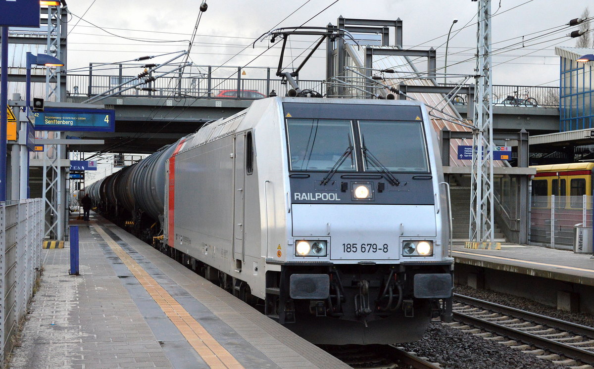 Auch erst seit Dezember 2016 in Diensten von CTL, die Railpool Lok 185 679-8 [NVR-Number: 91 80 6185 679-8 D-Rpool, Bombardier Bj.2009] mit Kesselwagenzug am 01.03.17 Bf. Berlin-Hohenschönhausen.