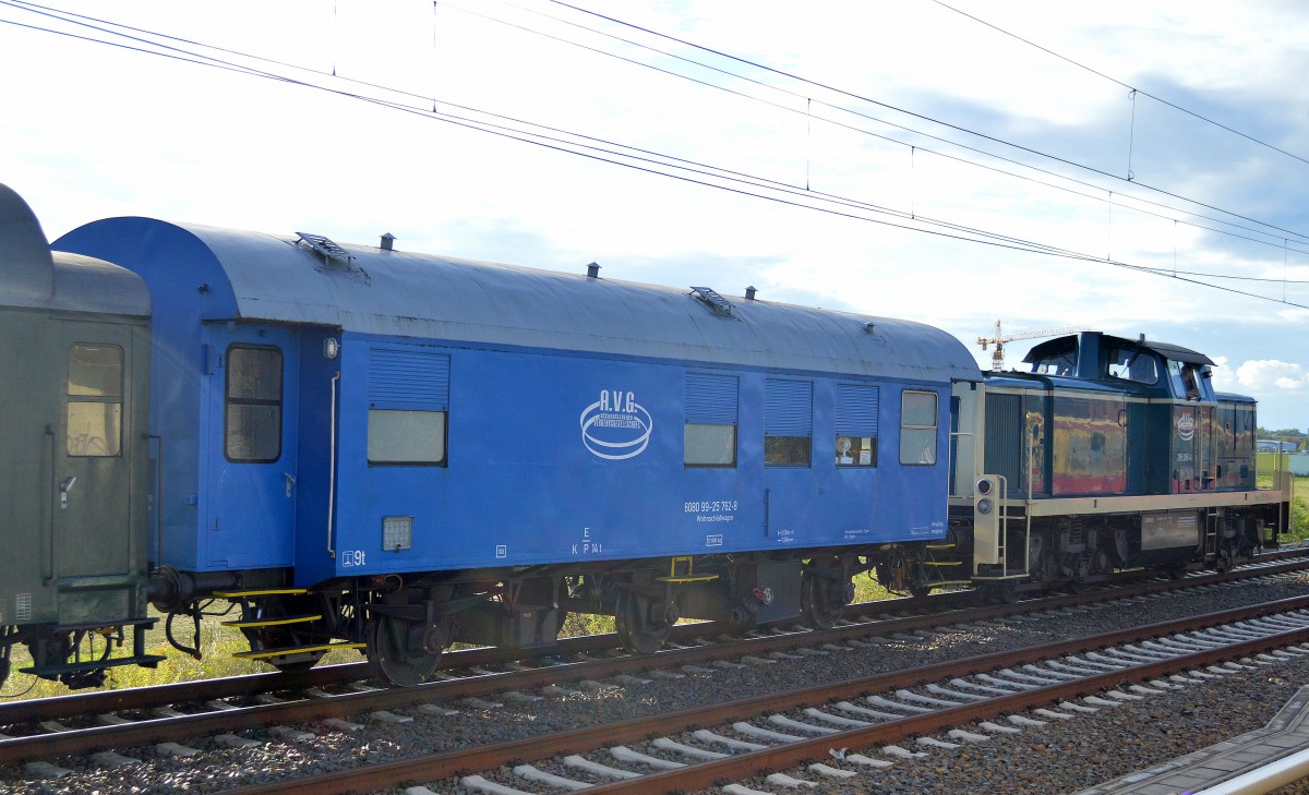 Auch dieser interessante dreiachsige ehemalige Bahndienstwagen, der als Wohnschlafwagen genutzt wurde mit der Nr. 6080 99-25 762-8 der ASCHERSLEBENER VERKEHRSGESELLSCHAFT A.V.G. kam am 20.09.15 im Sonderzugverkehr beim Bahnfest Berlin macht Dampf in Berlin-Schöneweide zum Einsatz.