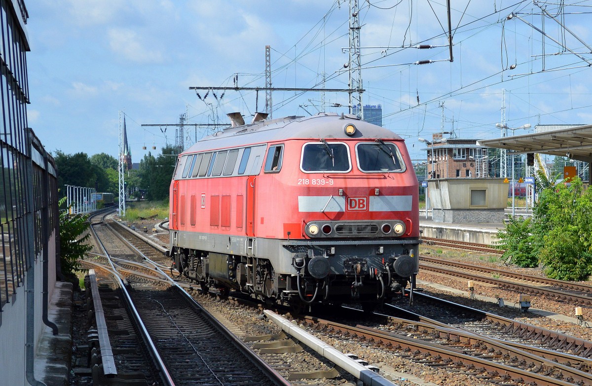 Auch wenn das jetzt schon seit langem Routine ist, es ist immer wieder ein Hingucker wenn im regulären S-Bahnbetrieb am späten Vormittag ein 218ér auf den S-Bahngleisen auf das reguläre Gleis im Bhf. Berlin-Lichtenberg wechselt um die dort bereitstehenden DB-Nachtwagen abzuholen, diesmal 218 839-9 am 15.07.15