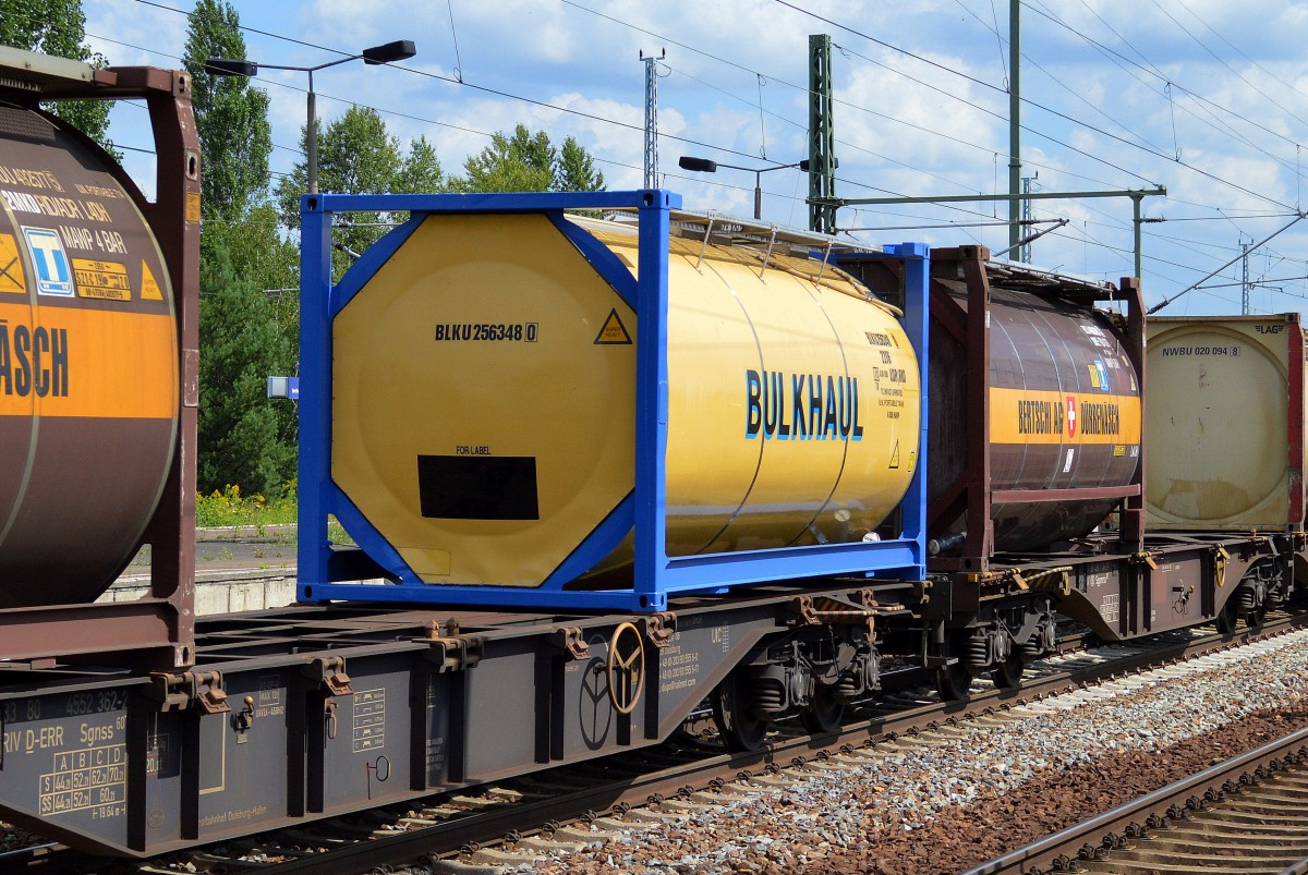 Aus Gro�britannien kommt das auf Tankcontainer spezialisierte Unternehmen BULKHAUL (INTERNATIONAL TANK CONTAINER SERVICES), dahinter ein typischer brauner Tankcontainer der Schweizer BERTSCHI AG D�RRENNASCH am 01.08.14 Bhf. Flughafen Berlin-Sch�nfeld. 