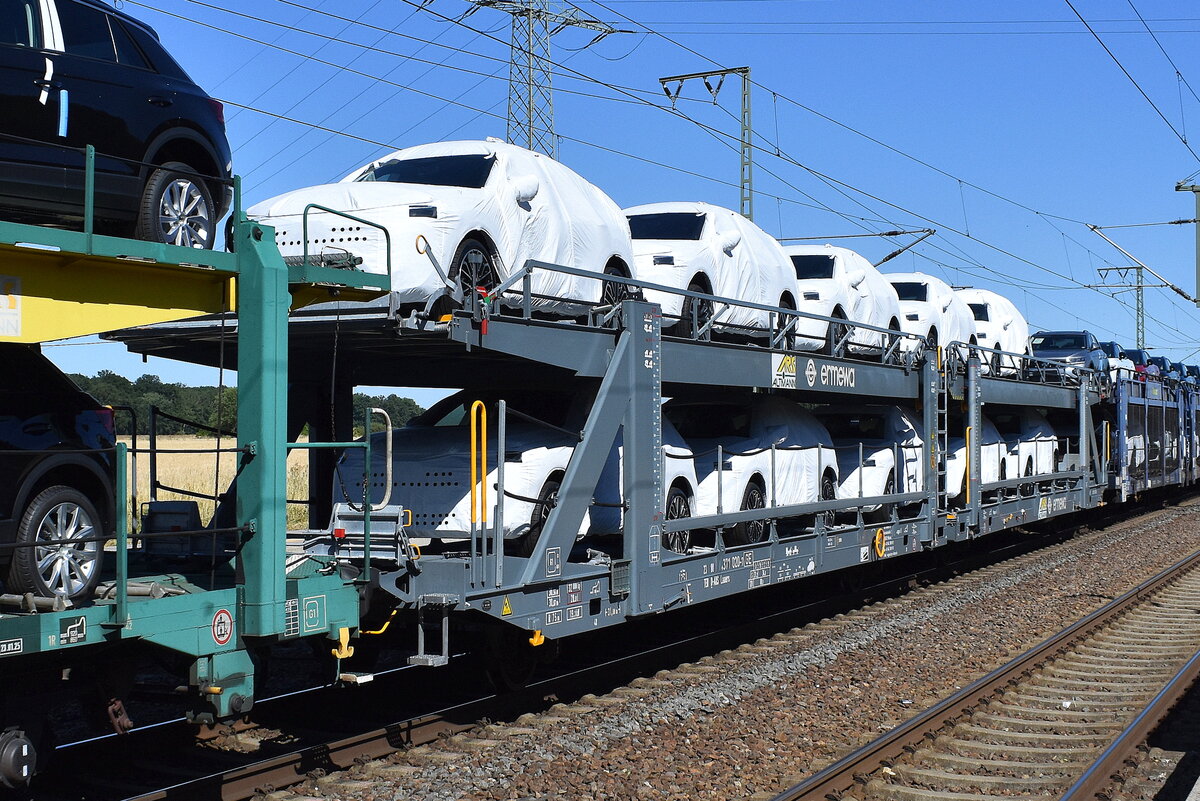 Autotransportwagen der ARS Altmann AG angemietet von ERMEWA SA mit der Nr. 23 TEN 80 D-ARS 4371 020-7 Laaers (GE) mit in Folie verpackten PKW (SUV?) in einem VW PKW-Transportzug am 01.07.25 Höhe Bahnhof Rodleben.