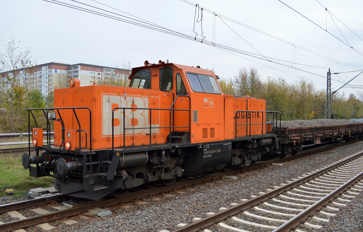 BBL 14 (214 025-9) mit einigen Drehgestell-flachwagen mit Gleisschotter beladen am 13.10.14 Berlin-Hohenschönhausen.