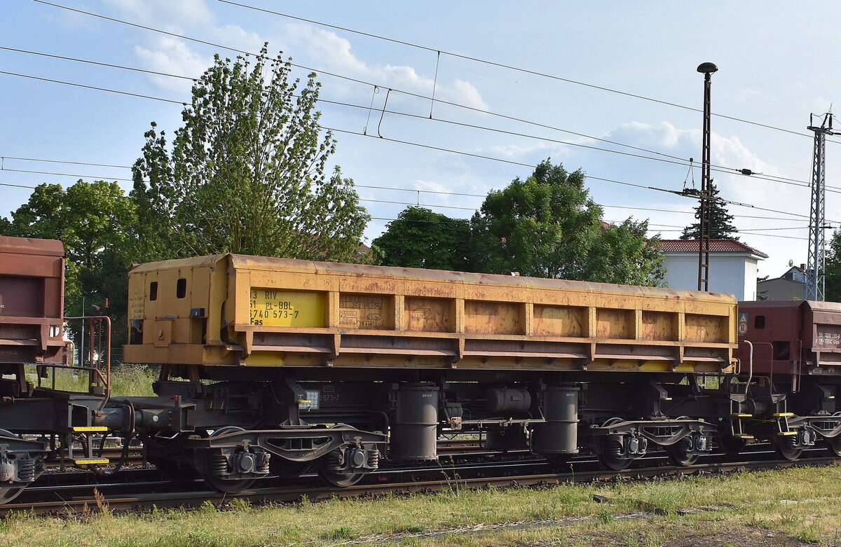 BBL Logistik GmbH, Hannover [D] mit einem ihrer Drehgestell-Schüttgutkippwagen für Schotter, in dem Fall mit polnischer Registrierung siehe Nr. 33 RIV 51 PL-BBL 6740 573-7 Fas in einem Schotterzug (leer) am 03.06.25 Höhe Bahnhof Stendal Hbf.