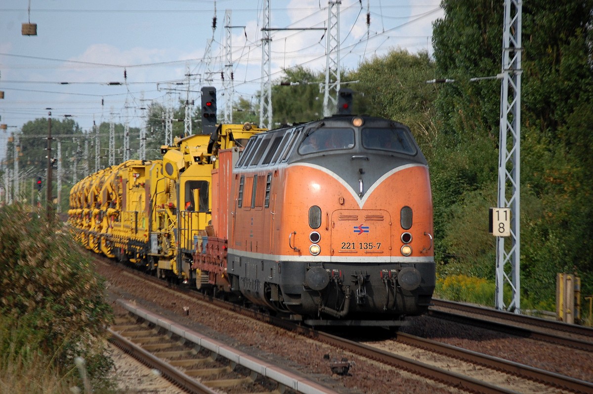 BEG 221 135-7 mit Schienengleisbauzug mit mgw Schotterreinigungsmaschine und STRABAG Silo- und F�rdereinheiten am 23.08.13 Berlin-Karow. 