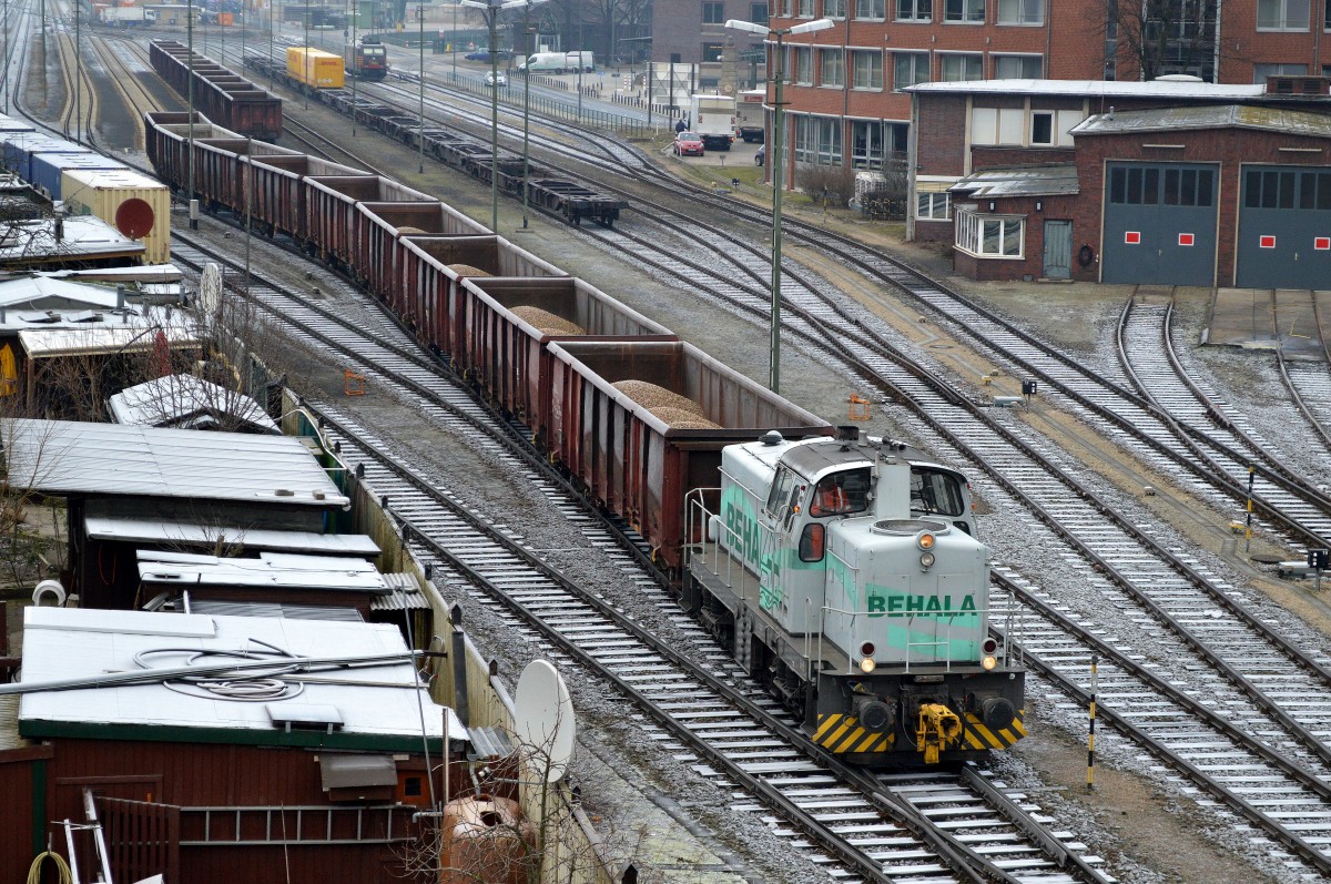 BEHALA Lok 10, eine Krauss-Maffei M 800 BB rangiert einen Zug offener Güterwagen mit Kies befüllt zum Sand-Kies Mischwerk im Berliner Westhafen, 19.01.15 Berlin-Putlitzbrücke. 