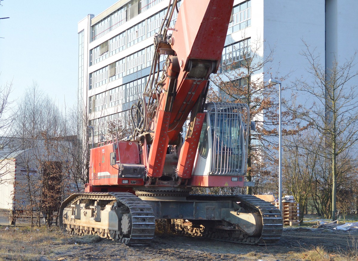 Bei Abrissarbeiten in Berlin häufig im Einsatz, der LIEBHERR 954 mit Long Front Aufsatz mit Greifzange der Entsorgungsfa. RWG I am 17.02.16 Berlin-Heinersdorf.