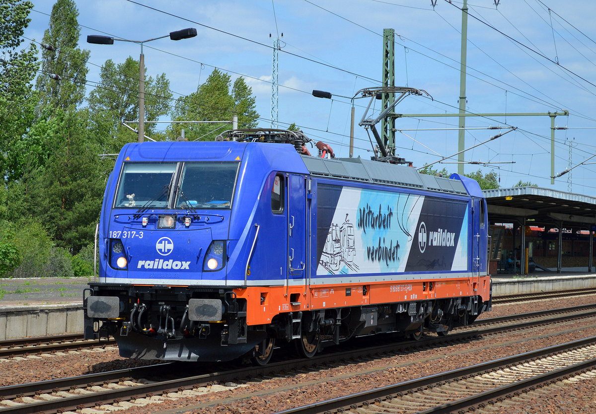 Bei schönsten Lichtverhältnissen, die zu diesem Zeitpunkt noch ganz neue Raildox 187 317-3 am 12.06.17 Durchfahrt Bf. Flughafen Berlin-Schönefeld.