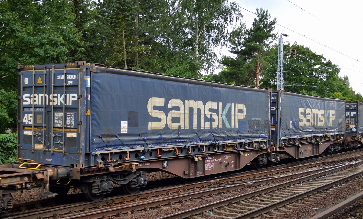 Belgischer Gelenk-Containertragwagen vom Einsteller TOUAX mit der Nr. 33 TEN RIV 88 B-TOUAX 496 2 433-7 Sggmrss 90´mit zwei samskip LKW Wechselaufliegern am 08.07.15 Berlin-Hirschgarten.