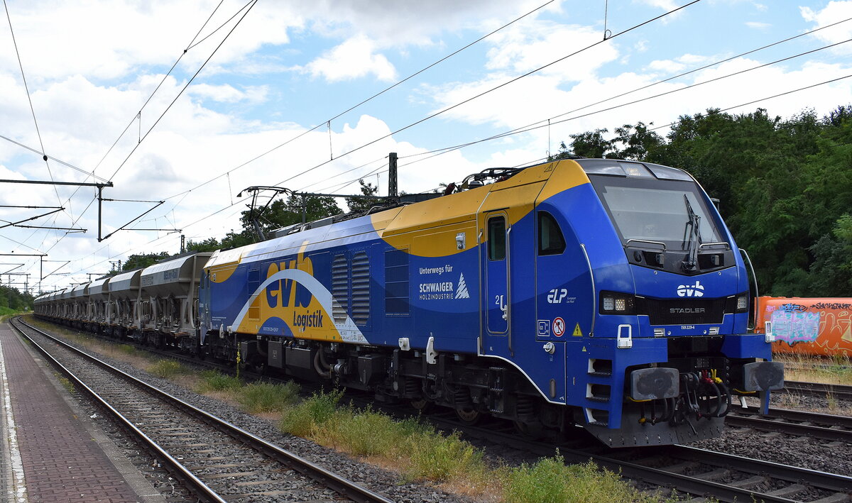 BELog Baustoffe- Entsorgung- Logistik GmbH & Co. KG, Langenau [D] mit der geleasten ELP Eurodual Lok  2159 229-4  [NVR-Nummer: 90 80 2159 229-4 D-ELP] und einem Baustoff-Schüttgutwagenzug (leer) am 07.07.25 Höhe Bahnhof Niederndodeleben.
