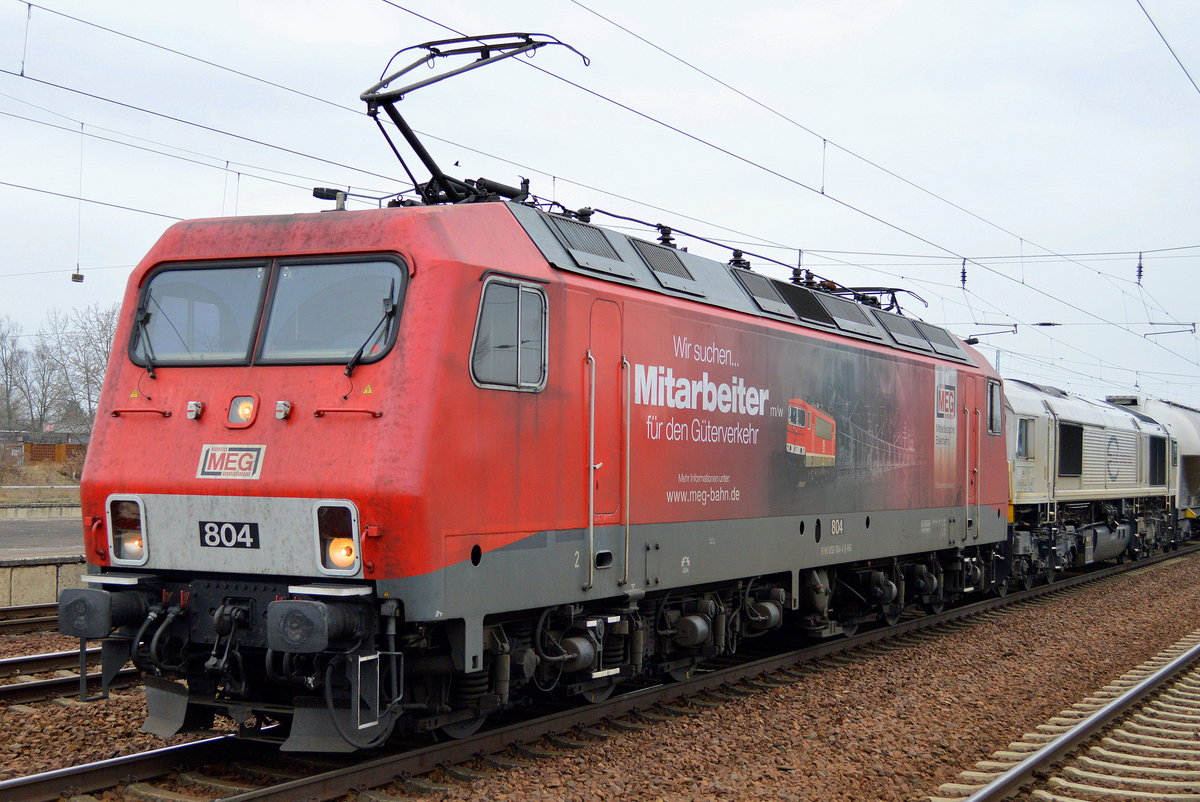 Bevor es mit dem Zementstaubzug (leer) weiter Richtung Zementwerk Rüdersdorf geht, fuhr MEG 804 (156 004-4) mit der ECR 266 442-3 der MEG und dem Zug im Bf. Flughafen Berlin-Schönefeld ein, wurde abgehakt und ans Ende des Zuges umgesetzt, die Fahrt ging dann weiter, da direkt die Strecke zum Tagebau und dem Werk nicht elektrifiziert ist, 14.03.17