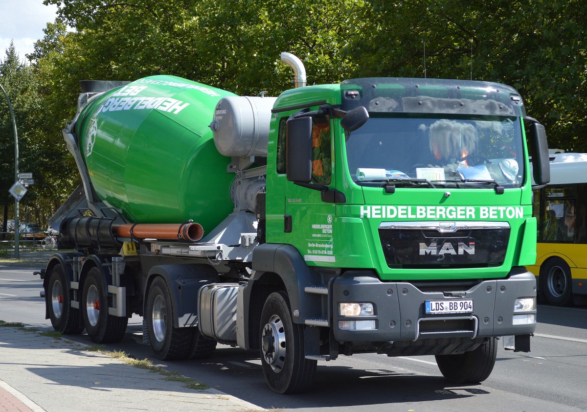 Bild mit Seltenheitswert, ein Betonmischer-Sattelzug in Berlin mit MAN TGS 18.440 Zugmaschine der Fa. Heidelberg Beton am 27.08.14 Berlin-Pankow.