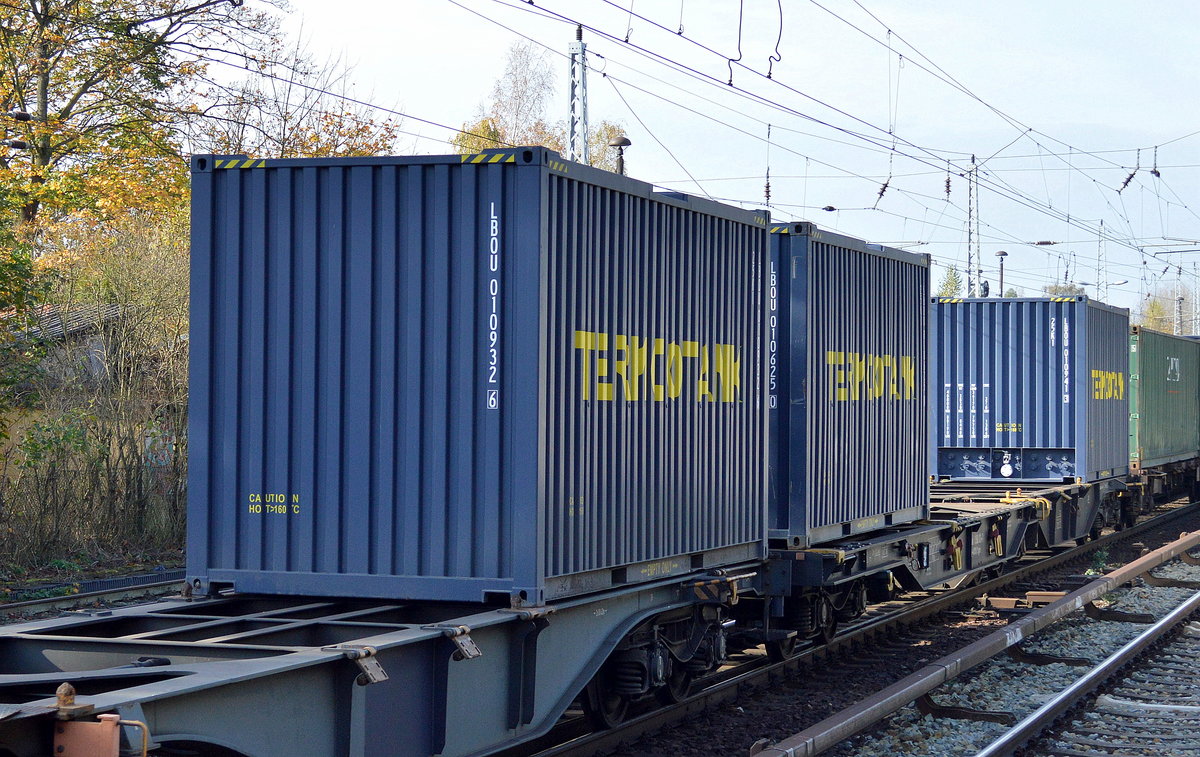 Blaue 20ft Standard Container mit der Aufschrift TERMOTANK? am 20.10.17 Berlin Köpenick.  