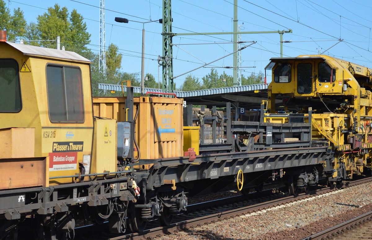 Bordsatzwagen mit der Nr. 80 80 3948 033-5 am 17.09.15 am Schnellumbauzug SUM 315 der DB Bahnbau Gruppe gezogen von 233 493-6 am 17.09.15 Bhf. Flughafen Berlin-Schönefeld.