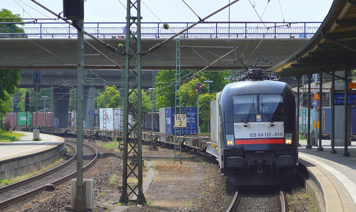 boxXpress.de GmbH mit dem MRCE Taurus Es 64 U2-015/182 515-7 und Containerzug Durchfahrt Bf. Hamburg-Harburg.