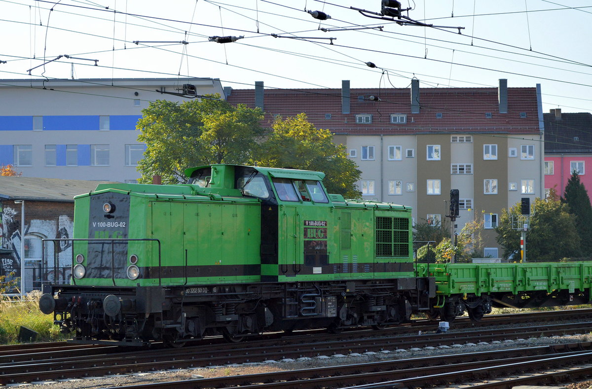 BUG V 100-BUG-02 (202 501-3) mit Flachwagen am 17.10.17 Bf. Berlin-Lichtenberg.