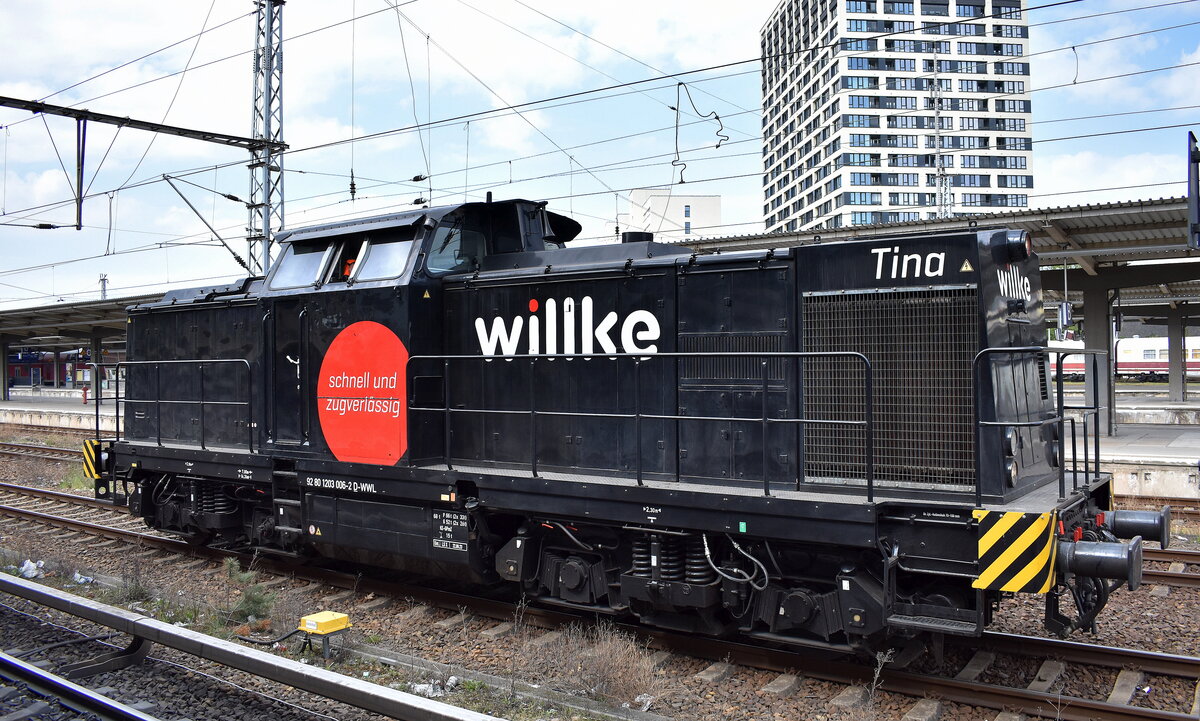 BUG Verkehrsbau AG mit der von Willke Logistics GmbH schon seit längerem angemieteten  203 006-2 , Name:  Tina  [NVR-Nummer: 92 80 1203 006-2 D-WWL] am 14.04.25 Durchfahrtgleis Bahnhof Berlin Lichtenberg.