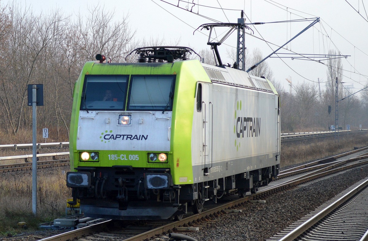Captrain mit 185-CL 005 (185 505-5) am 16.12.15 Berlin-Hohenschönhausen.