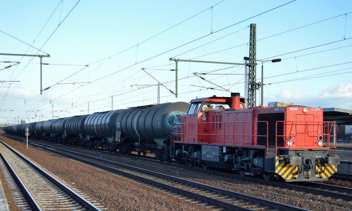Captrain Mitlok 275 111-3 holt den abgestellten Kesselwagenzug im Bhf. Flughafen Berlin-Schönfeld ab, 19.11.15