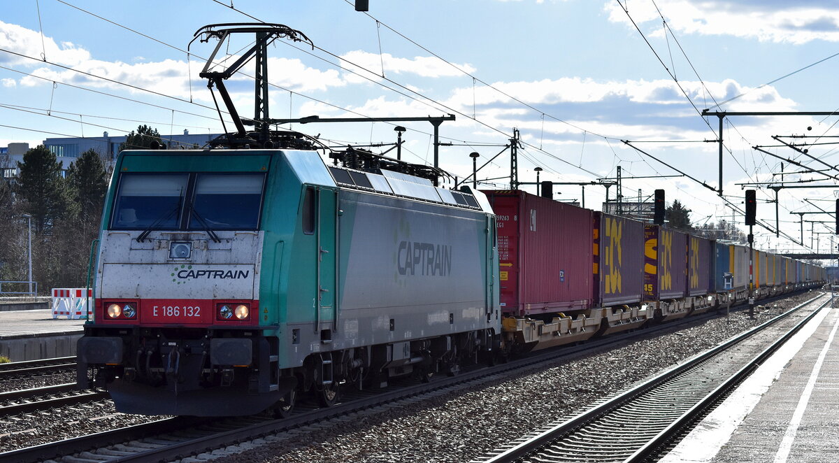 Captrain Polska Sp. z o.o., Wrocław [PL] mit ihrer  E 186 132  [NVR-Nummer: 91 80 6186 132-7 D-D-CTPL] und einem KLV-Zug Richtung Frankfurt (Oder) weiter nach Polen am 17.03.25 Höhe Bahnhof Schönefeld b. Berlin.