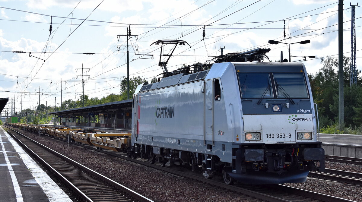 Captrain Polska Sp. z o.o., Wrocław [PL] mit der geleasten Akiem Lok  186 353-9  [NVR-Nummer: 91 80 6186 353-9 D-AKIEM] und einem sehr schwach ausgelasteten KLV-Zug am 04.08.25 Höhe Bahnhof Schönefeld bei Berlin Richtung Frankfurt/Oder weiter nach Polen.