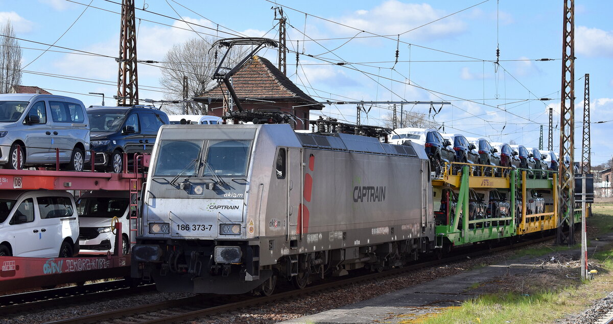 Captrain Polska Sp. z o.o. mit der geleasten Akiem Lok  186 373-7  [NVR-Nummer: 91 80 6186 373-7 D-AKIEM] und einem PKW-Transportzug (fabrikneue AUDI Modelle) Richtung Polen am 01.04.26 Höhe Bahnhof Frankfurt/Oder.