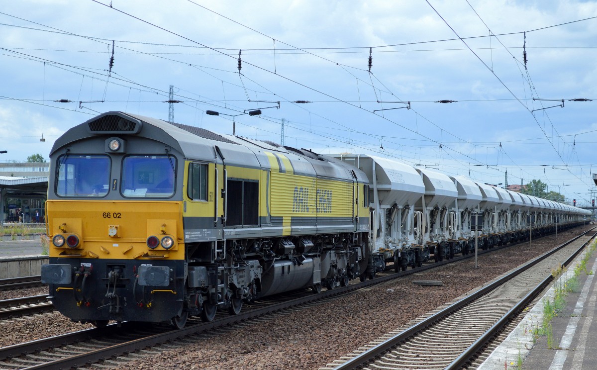 Captrain/ITL 6602 (266 030-6) mit ihrem täglichen Schüttgutwagenzug am 31.07.15 Bhf. Flughafen Berlin-Schönefeld.