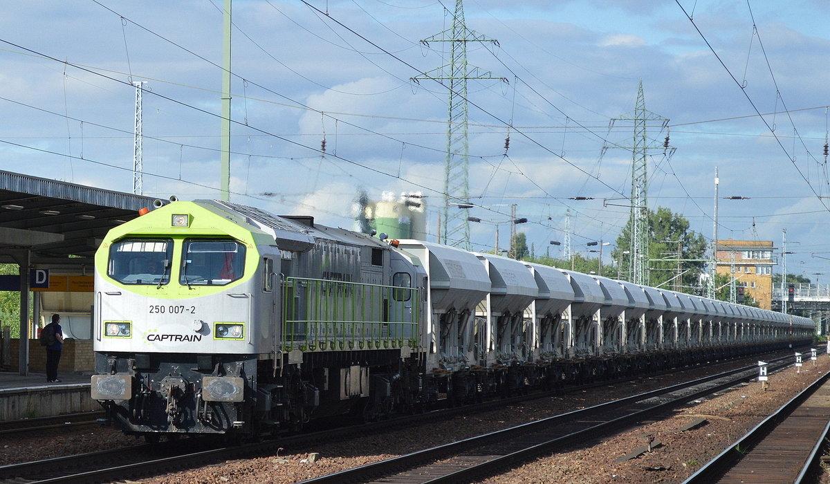 Captrain/ITL Tiger 250 007-1 mit Schüttgutwagenzug am 19.07.16 Bf. Flughafen Berlin-Schönefeld.