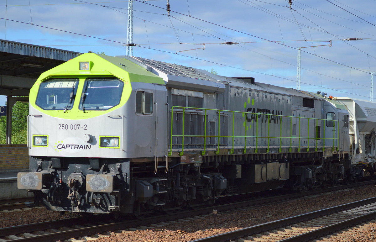 Captrain/ITL Tiger 250 007-1 mit Schüttgutwagenzug am 19.07.16 Bf. Flughafen Berlin-Schönefeld.