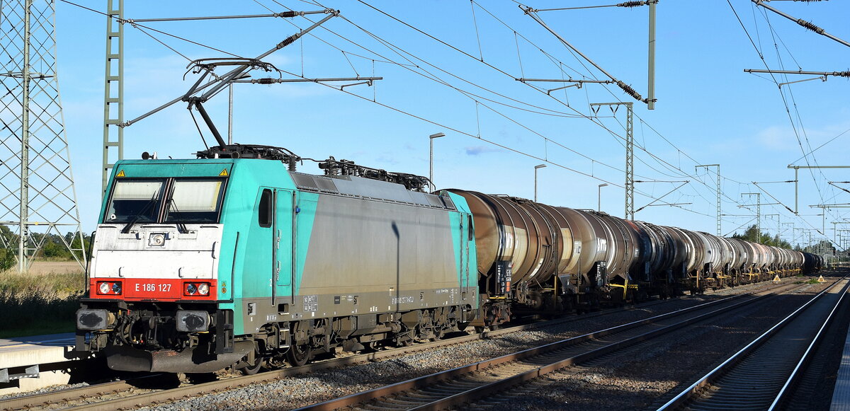 CFL Cargo Deutschland GmbH, Niebüll [D] mit der geleasten ATLU-Lok   E 186 127  [NVR-Nummer: 91 80 6186 127-7 D-ATLU] und einem Kesselwagenzug für Kerosin am 24.09.25 Höhe Bahnhof Rodleben.