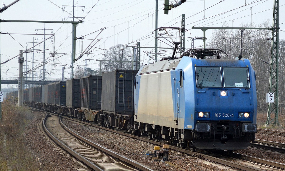CFL Cargo mit 185 520-4 mit dem Containerzug mit den black- und grey- boxX Spezialcontainern für Thyssen/Krupp am 27.11.15 Bhf. Flughafen Berlin-Schönefeld.