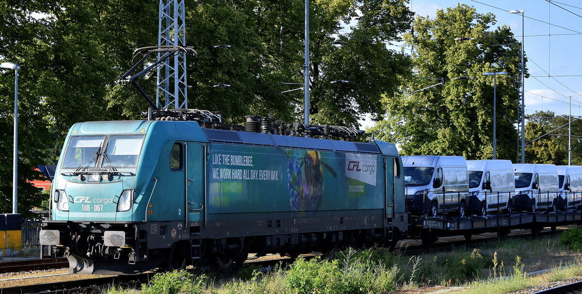 CFL Cargo S. A., Esch-sur-Alzette [L] mit ihrer  188 067  [NVR-Nummer: 91 80 6188 067-3 D-CFLCA] und einem Nutzfahrzeugtransportzug (u.a. fabrikneue FIAT Transporter) am 19.06.25 Höhe Bahnhof Ruhland.
