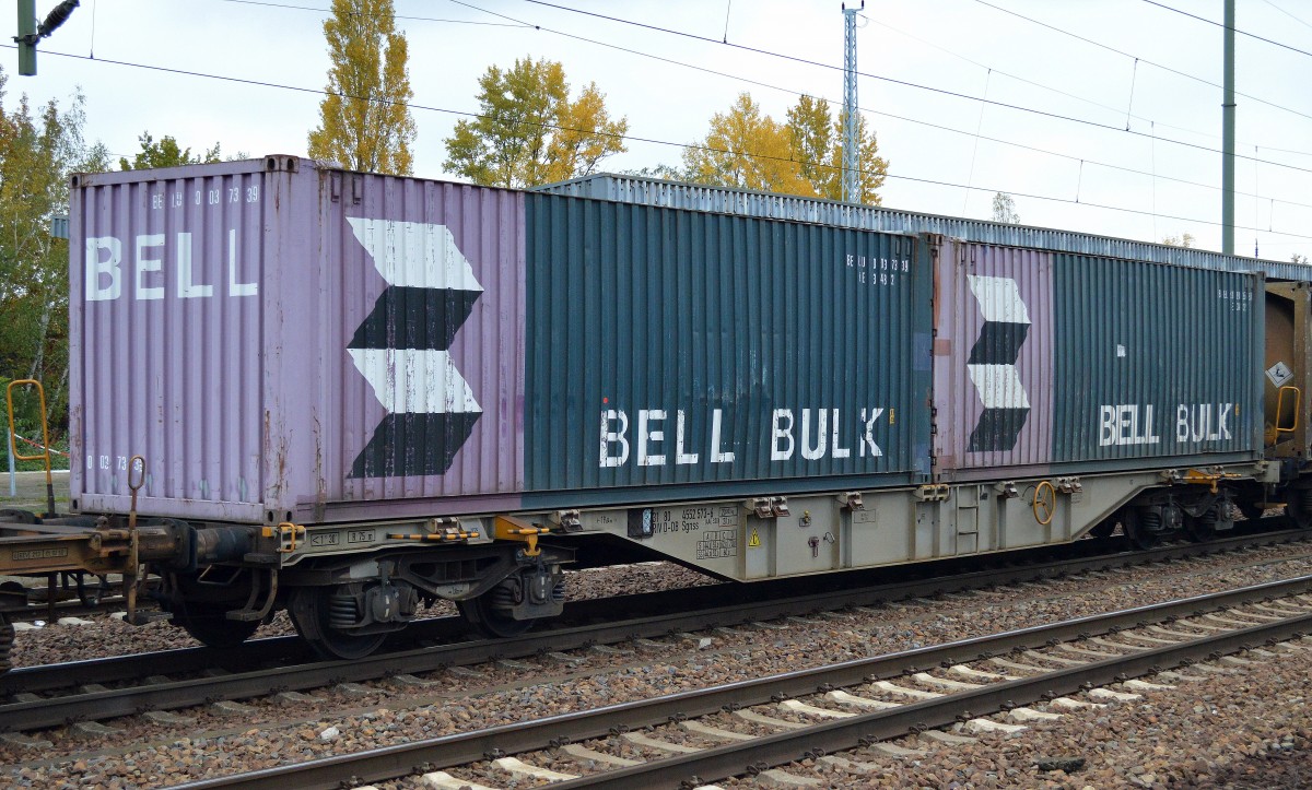 Containertragwagen der DB mit der Nr. 31 RIV 80 D-DB 4552 573-6 Sgnss (AAE S20) am 17.10.15 Bhf. Flughafen Berlin-Schönefeld.