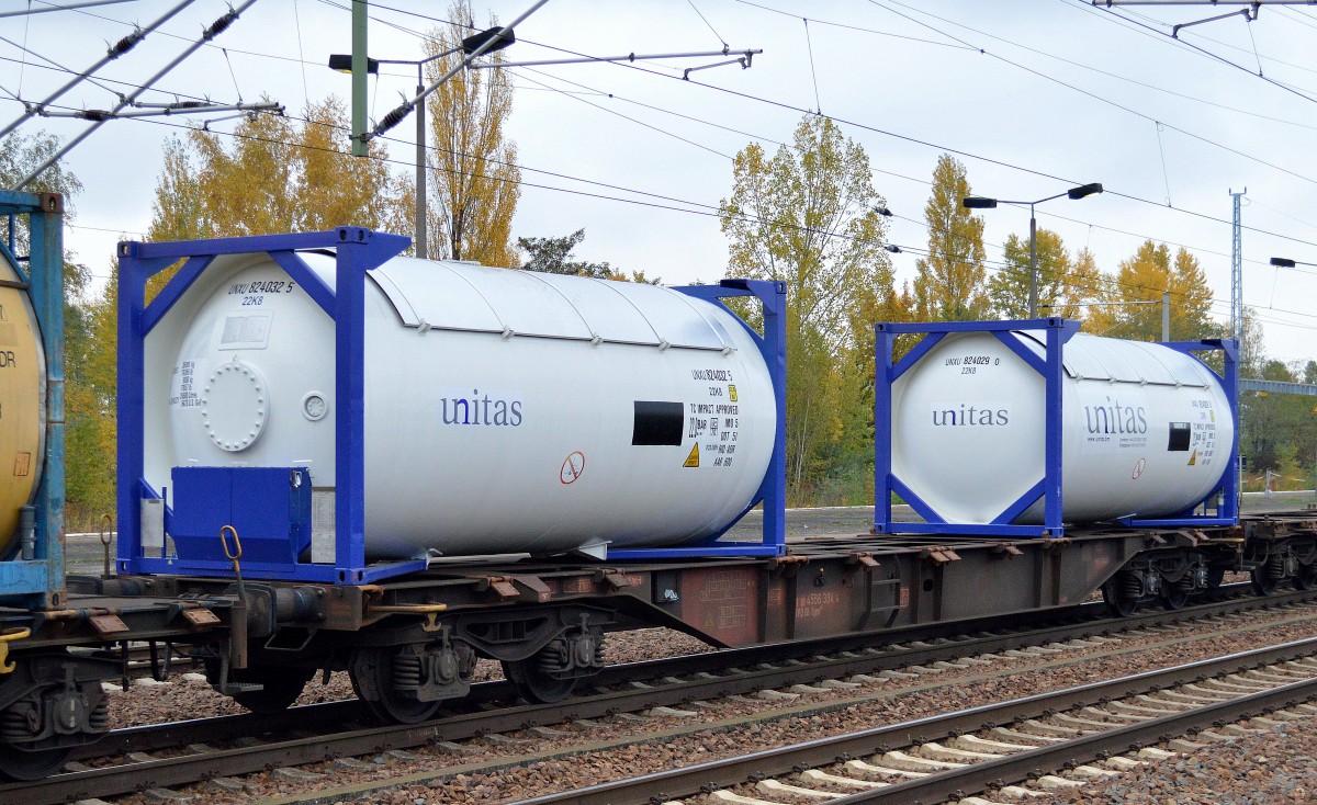 Containertragwagen der Db mit der Nr. 31 RIV 80 D-DB 4556 384-4 Sgns 691 beladen mit zwei Gasdruckkessel-Containern der Fa. UNITAS am 17.10.15 Bhf. Flughafen Berlin-Schönefeld.
