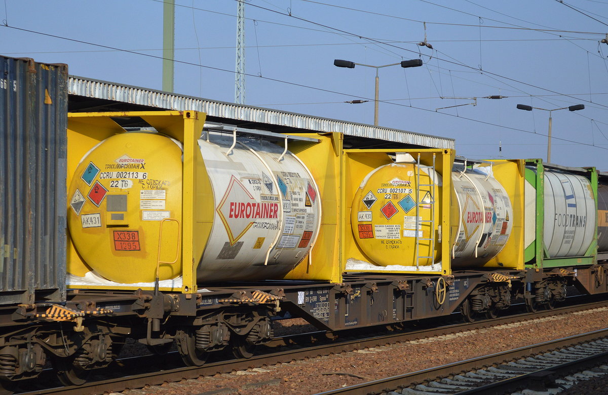 Containertragwagen vom Einsteller ERR mit der Nr. 33 RIV 80 D-ERR 4552 070-1 Sgnss 60´mit zwei EUROTAINER Tankcontainern (UN-Nr.: X338/1295 = Trichlorsilan) am 09.02.17 Bf. Flughafen Berlin-Schönefeld.