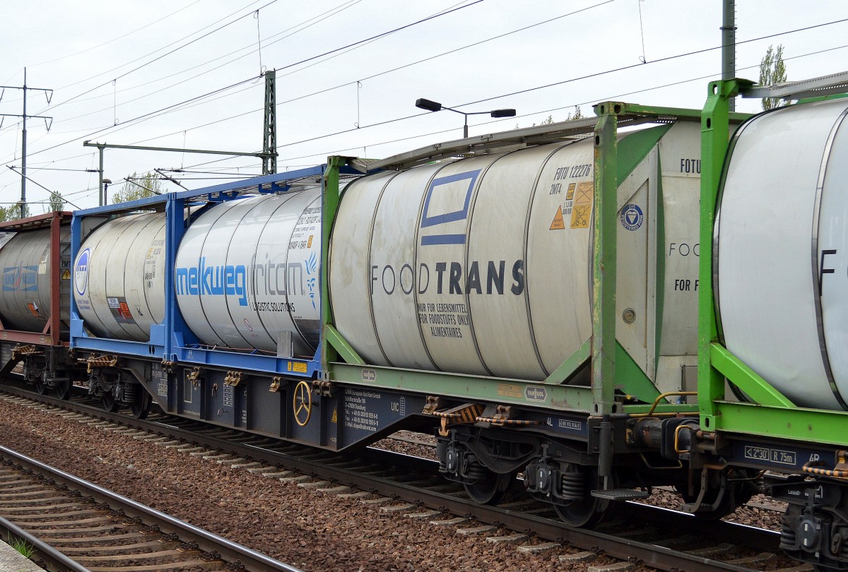 Containertragwagen mit drei Tankcontainern von den Logistikunternehmen UTT - United Transport Tankcontainers lt. UN-Nr. 30/1866 für den Transport von Harzlösung, einer vomn niederländischen Unternehmen melkweg und ein Lebensmittel tankcontainer von H&S Foodtrans am 11.04.14 Bhf. Flughafen Berlin-Schönefeld.