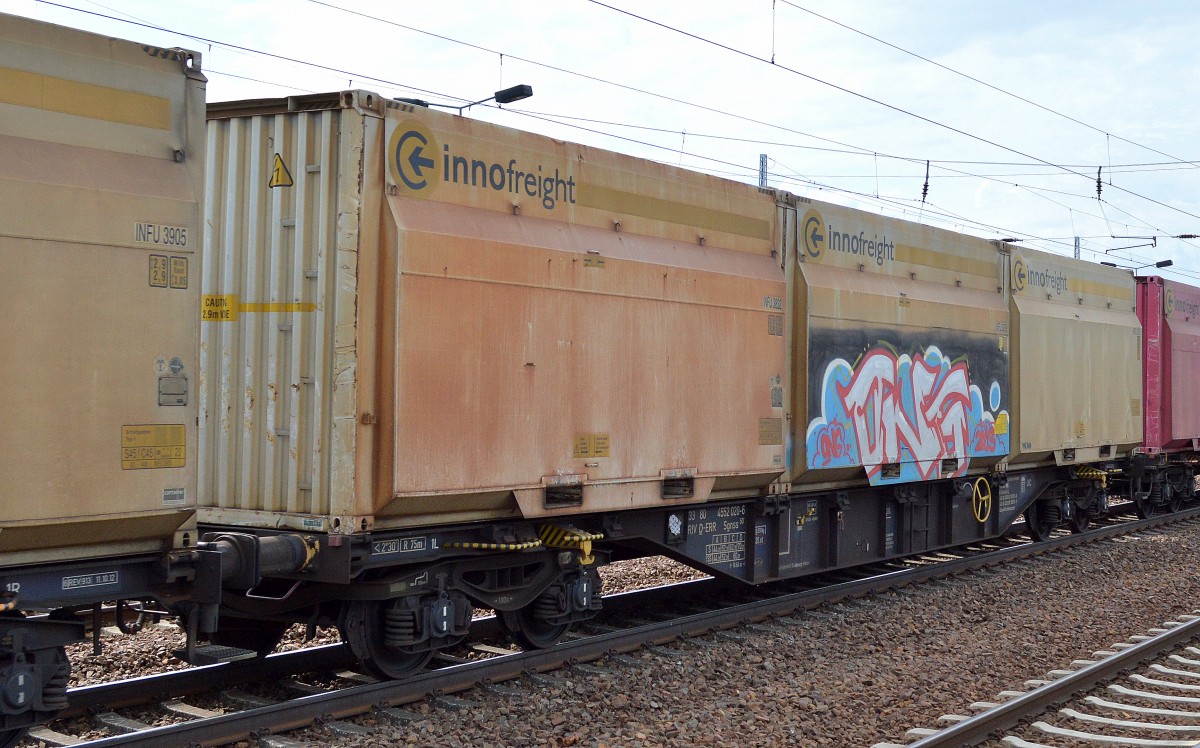 Containertragwagen mit der Nr. 33 RIV 80 D-ERR 4552 020-6 Sgnss 60 Heimatbahnhof. Duisburg-Hafen mit drei offenen Spezialcontainern (innofreight) f�r das Ladegut Holzhackschnitzel am 08.04.14 Bhf. Flughafen Berlin-Sch�nefeld.