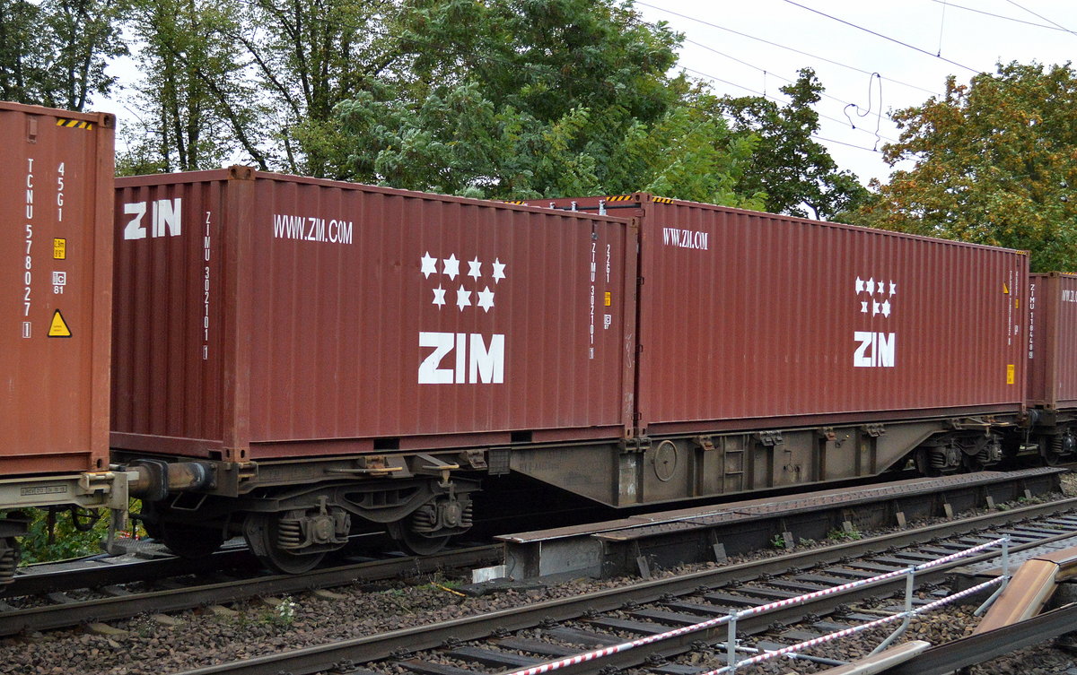 Containertragwagen mit der Nr. 33 RIV 68 D-AAEC 4557 396-1 Sgns7 mit zwei Containern der israelischen Reederei ZIM Integrated Shipping Services Ltd. am 06.10.16 Berlin-Karow. 