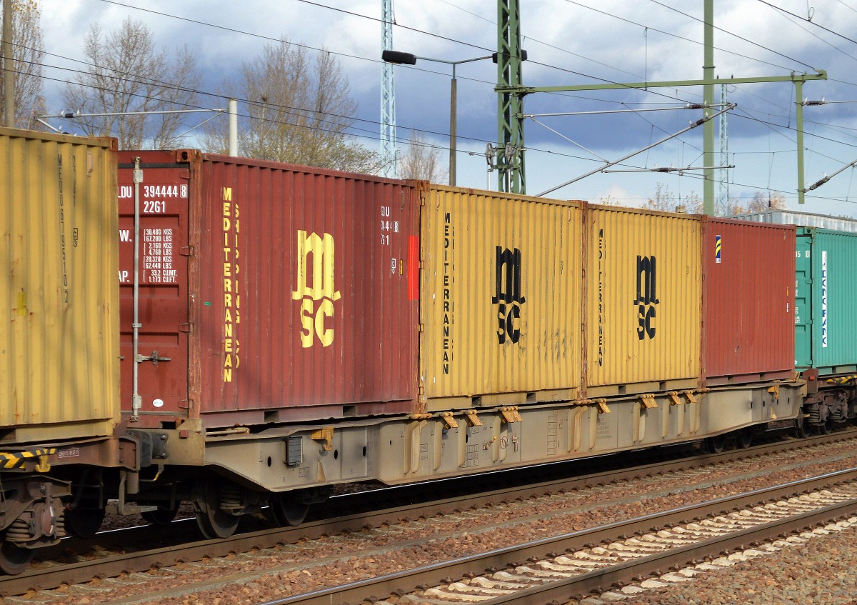 Containertragwagen der tschechischen Fa. METRANS eingestellt in Deutschland mit der Nr. 37 TEN 80 D-MT 4576 141-8 Sggnss am 09.11.15 Bhf. Flughafen Berlin-Schönefeld.