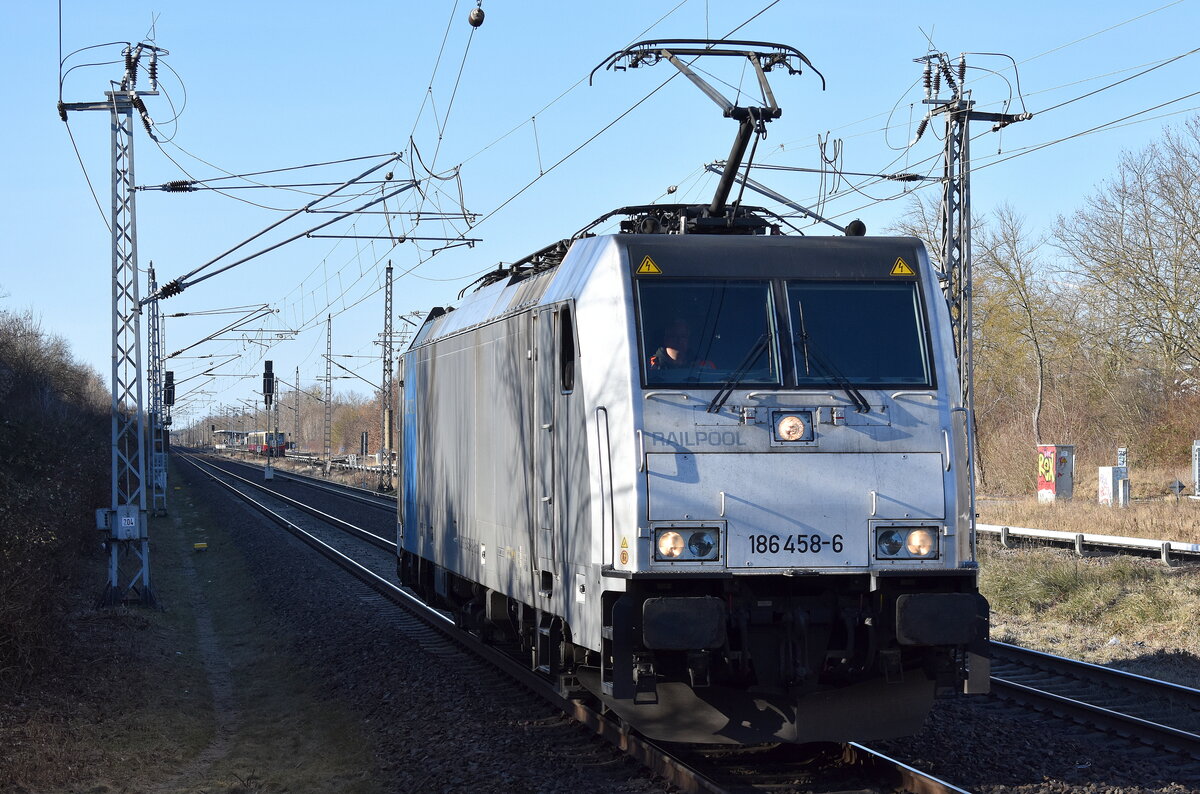 Crossrail Benelux N.V., Boom [B] mit der geleasten Railpool Lok  186 458-6  [NVR-Nummer: 91 80 6186 458-6 D-Rpool] am 04.03.26 Höhe Bahnhof Berlin-Hohenschönhausen.