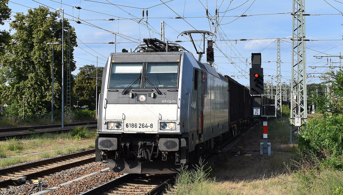 CTL Logistics GmbH, Berlin [D] mit der geleasten Akiem Lok  6186 264-8  [NVR-Nummer: 91 80 6186 264-8 D-AKIEM] und einem Containerzug (black boxx Container) am 17.06.25 Durchfahrt Bahnhof Ruhland.