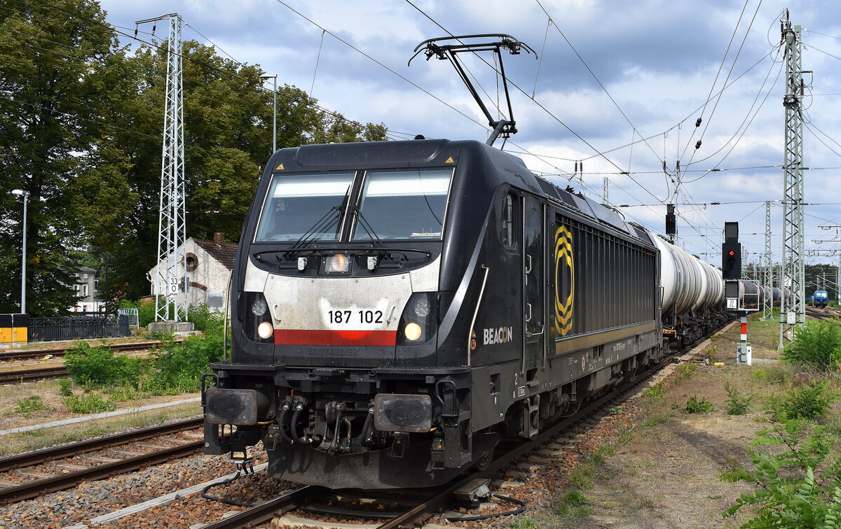 CTL Logistics GmbH, Berlin [D] mit der geleasten BRECE Dispo Lok  187 102  [NVR-Nummer: 91 80 6187 102-9 D-DISPO] und einem Kesselwagenzug am 10.09.25 Durchfahrt Bahnhof Ruhland.