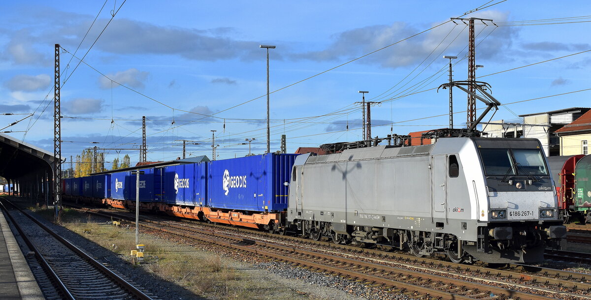 CTL Logistics GmbH, Berlin [D] mit der geleasten Akiem Lok  186 267-1  [NVR-Nummer: 91 80 6186 267-1 D-AKIEM] und einem KLV-Zug Richtung Polen am 29.10.25 Höhe Bahnhof Frankfurt/Oder.
