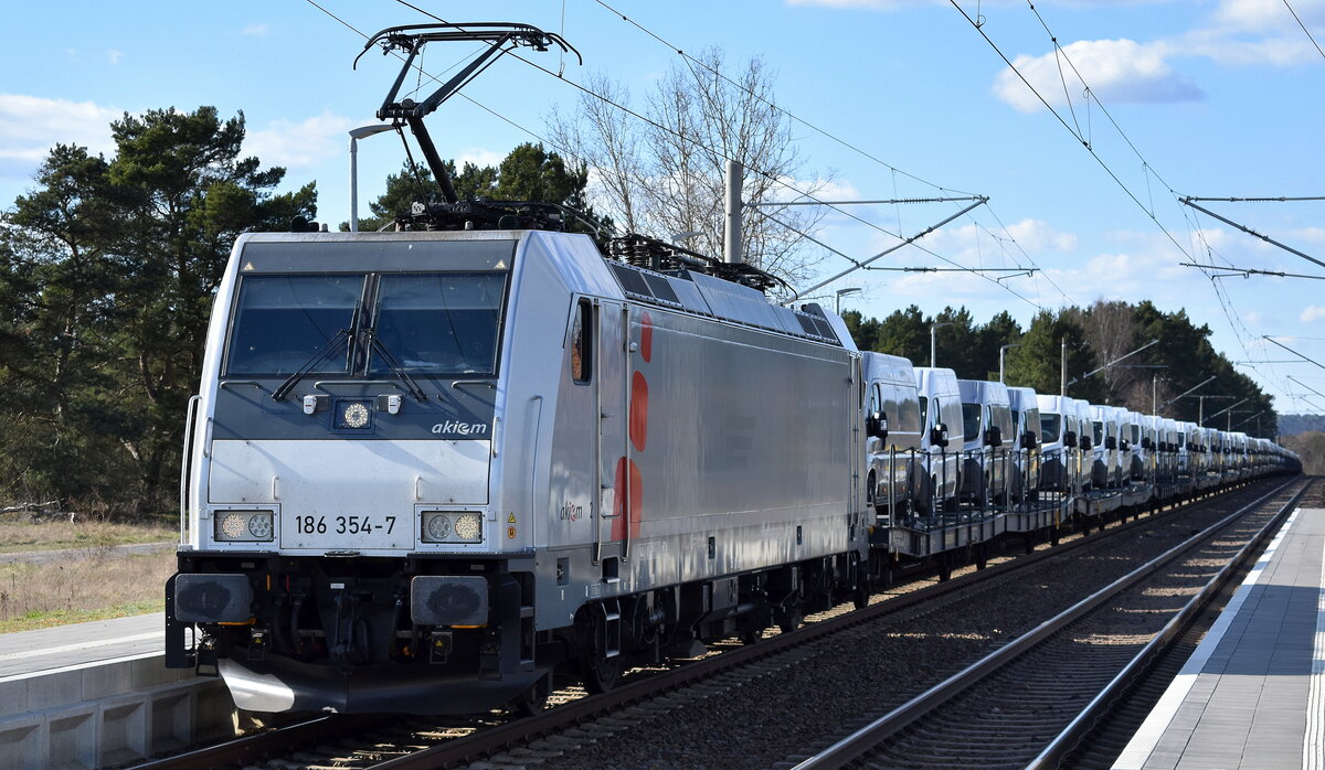CTL Logistics GmbH, Berlin [D] mit der geleasten Akiem Lok  186 354-7  [NVR-Nummer: 91 80 6186 354-7 D-AKIEM] und einem Nutzfahrzeugtransportzug (fabrikneue VW-Fahrzeuge aus polnischer Produktion) am 08.04.26 Höhe Bahnhof Wiesenau.