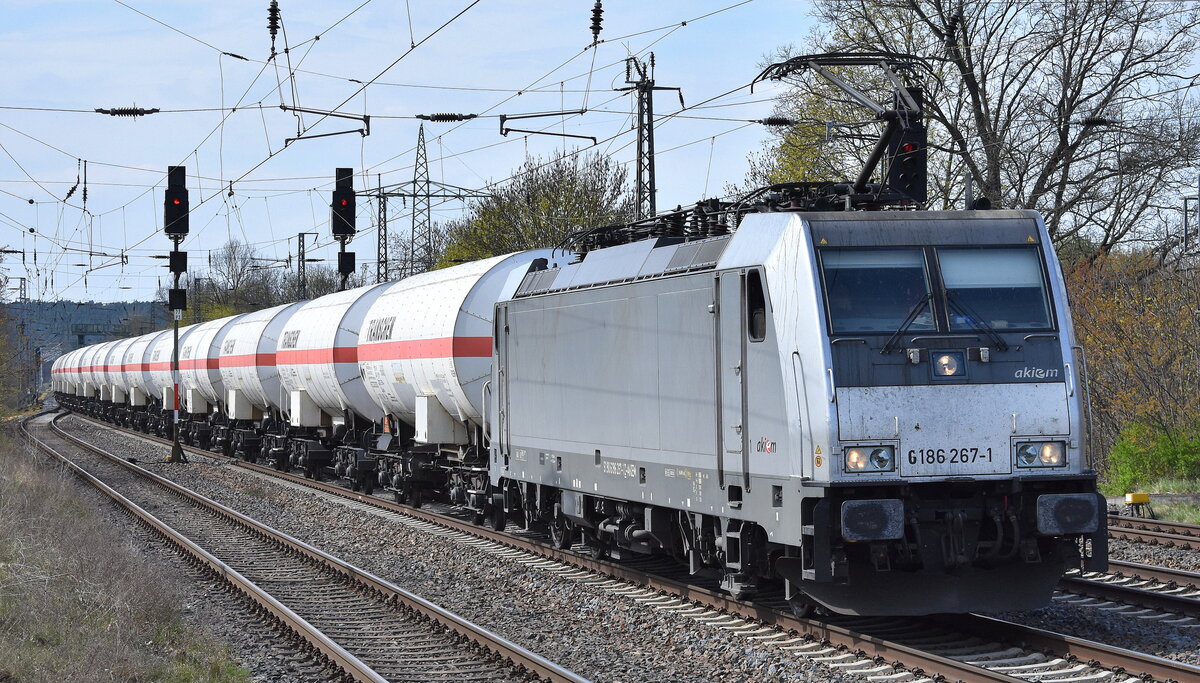 CTL Logistics GmbH, Berlin [D] mit der geleasten Akiem Lok  6186 267-1  [NVR-Nummer: 91 80 6186 267-1 D-AKIEM] und einem Ganzzug polnischer Druckgaskesselwagen (für Kohlenstoffdioxid, tiefgekühlt, flüssig) Richtung Polen am 16.04.26 Höhe Bahnhof Saarmund.