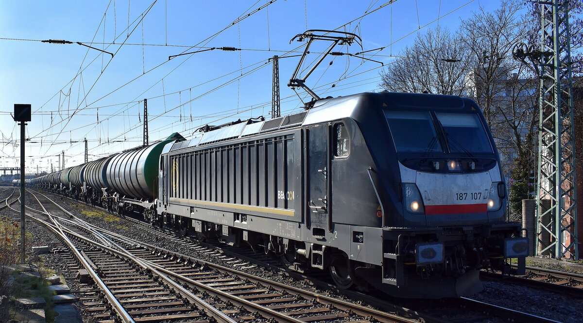CTL Logistics GmbH, Berlin [D]mit der geleasten BRCE Lok  187 107  [NVR-Nummer: 91 80 6187 107-8 D-DISPO] und einem Kesselwagenzug am 25.02.26 Höhe Bahnhof Magdeburg-Neustadt.